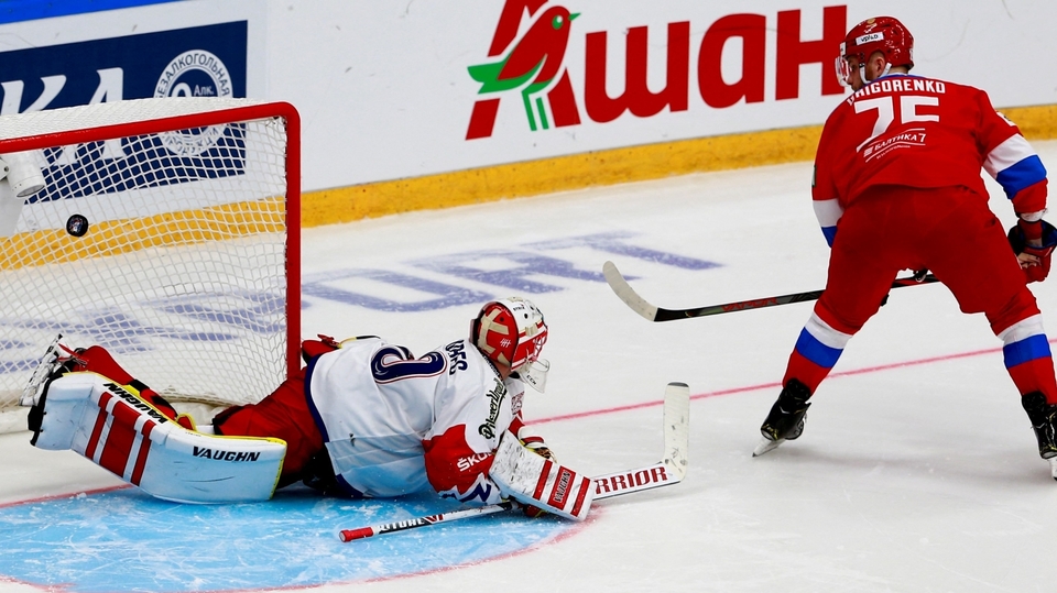 Mikhail Grigorenko překonává Šimona Hrubce.
