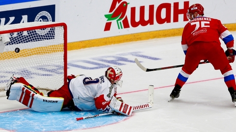 Mikhail Grigorenko překonává Šimona Hrubce.