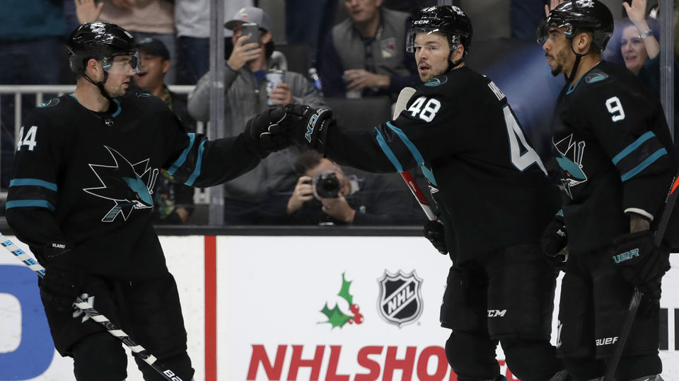 Tomáš Hertl (uprostřed) se raduje z gólu se spoluhráči ze San Jose.