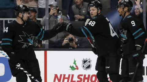 Tomáš Hertl (uprostřed) se raduje z gólu se spoluhráči ze San Jose.