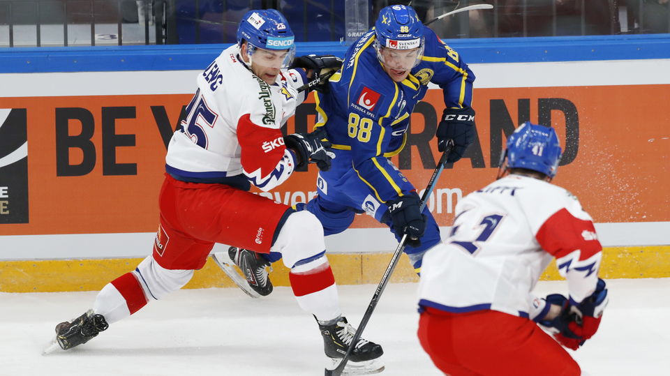 Radan Lenc (nalevo) při zápase proti Švédsku.