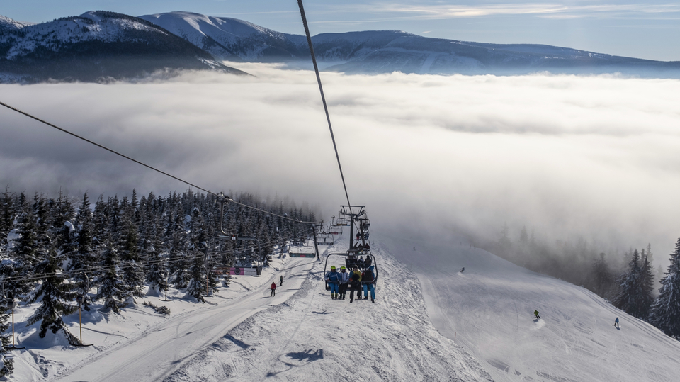 Do Krkonoš přijely o víkendu tisíce lyžařů.