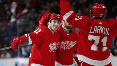 Filip Zadina z Detroitu oslavuje gól se svými spoluhráči.