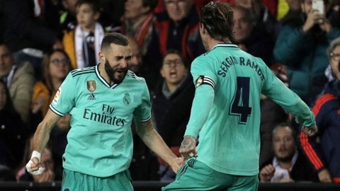 Hráči Realu Madrid se radují z vyrovnávací branky.