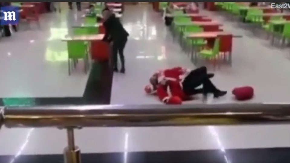 Rvačka dvou Santů v ruském obchodním centru.