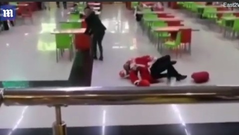 Rvačka dvou Santů v ruském obchodním centru.