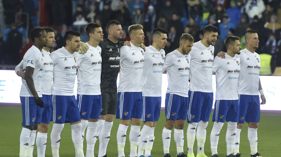 Fotbalisté Ostravy spolu s fanoušky uctili oběti.