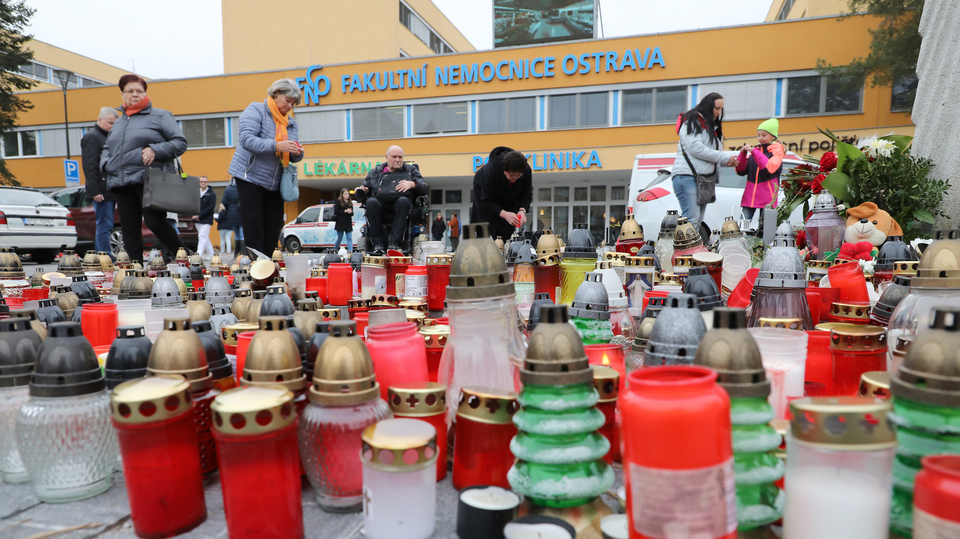 Pieta před ostravskou nemocnicí.