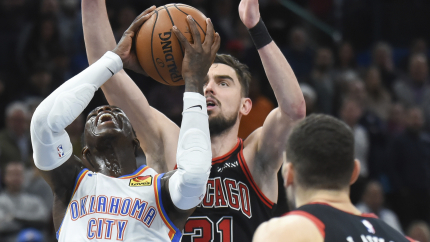 Tomáš Satoranský (uprostřed) v dresu Chicaga Bulls.