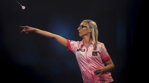 Fellon Sherrocková na mistrovství světa v šipkách.