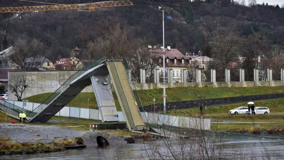 Pád trojské lávky.