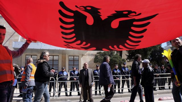 Albánie schválila zákon, který by měl omezit média.