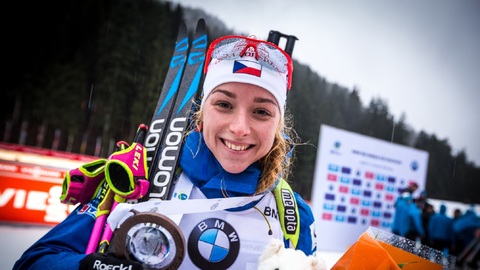 Biatlonistku Markétu Davidovou těší každé stupně vítězů bez ohledu na počasí. 