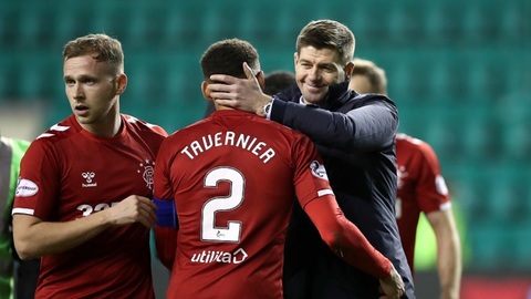 Páteční duel skotské fotbalové ligy mezi Hibernian a Rangers “ozdobil“ výbuch bývalého kanonýra Stevena Gerrarda.