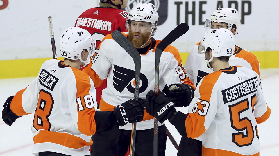 Jakub Voráček (vzadu) z Philadelphie se raduje se spoluhráči.