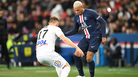 Kylian Mbappé (vpravo) proti Amiens.