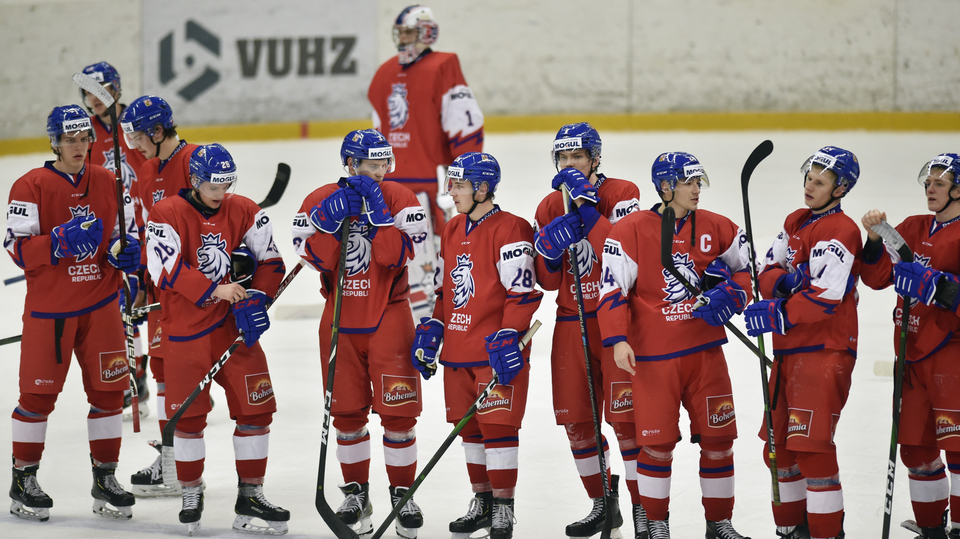 Čeští hráči po skončení zápasu.