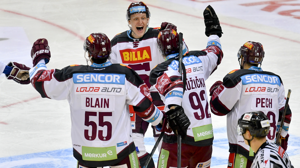 Hráči Sparty se radují z druhého gólu Vladimíra Růžičky (třetí zleva).