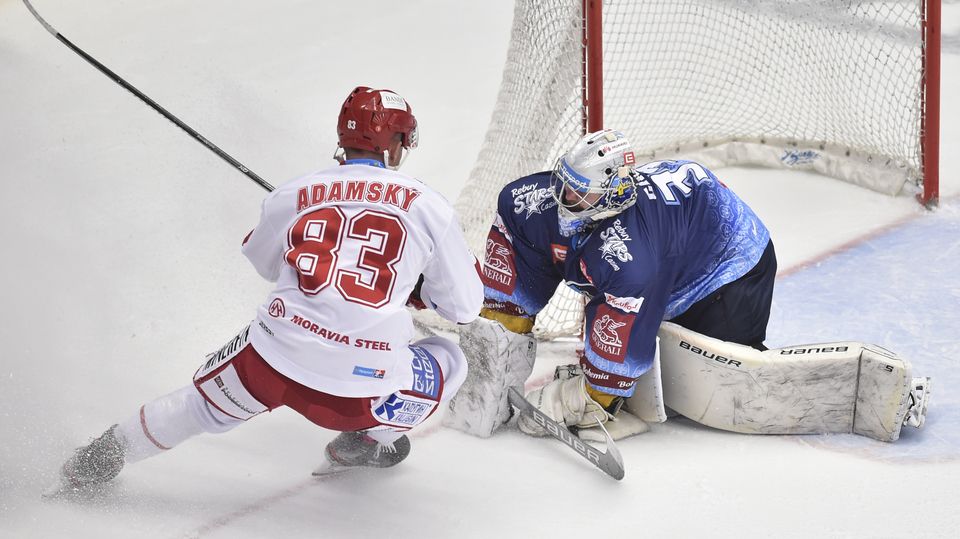 Zleva Martin Adamský z Třince a brankář Denis Godla z Kladna.