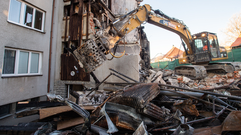 Demolice domu v Lenoře.