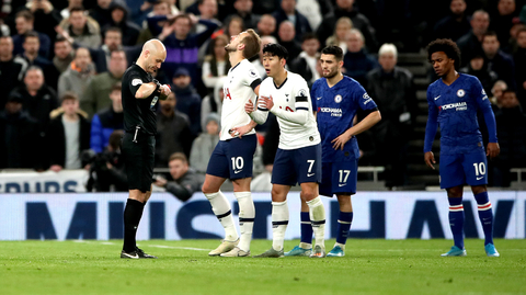 Sudí Antony Taylor ukazuje Sonovi červenou kartu.