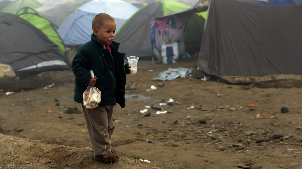Dítě v uprchlickém táboře v Řecku. 