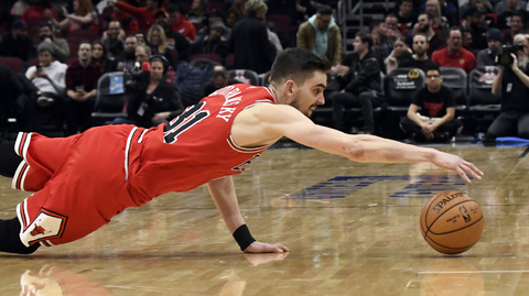 Tomáš Satoranský bojuje o míč.