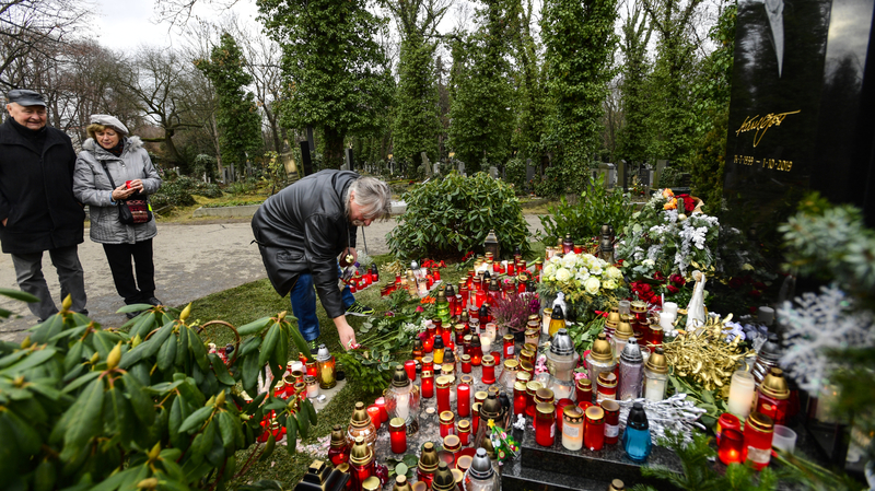 Lidé zapalovali svíčky u hrobu Karla Gotta. 