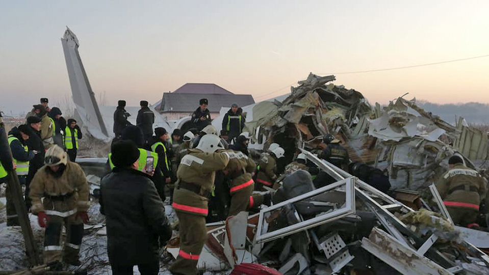 Zřícení letadla v Kazachstánu: nejméně 14 obětí.