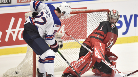 Zleva autor gólu Shane Pinto z USA a překonaný brankář Nico Daws z Kanady.