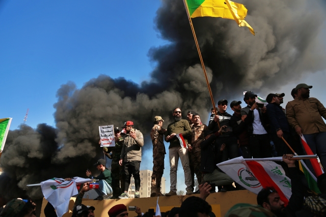 Demonstranti před velvyslanectvím USA v Bagdádu.