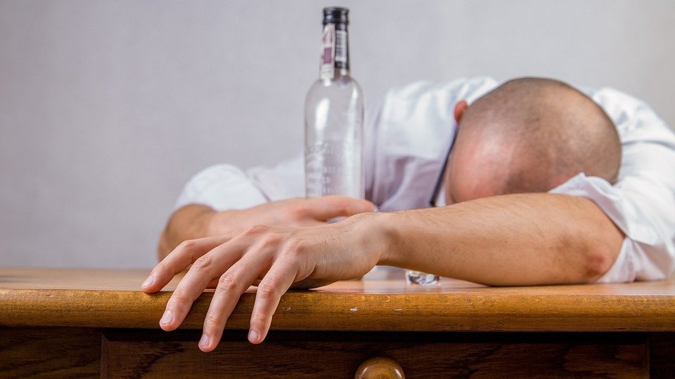 Nejlepší recept na kocovinu? Slavný koktejl nebo mastné klobásy.