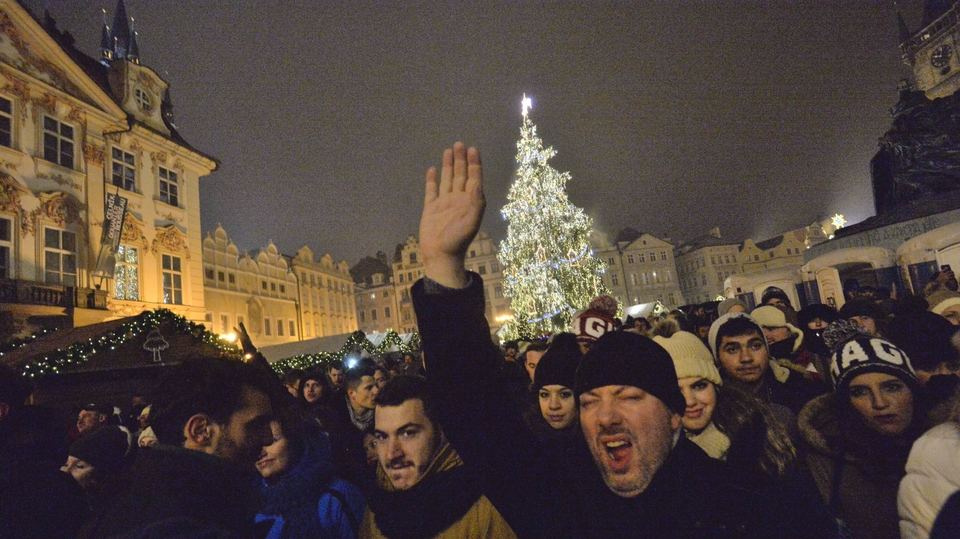 Turisté na Staroměstském náměstí. 