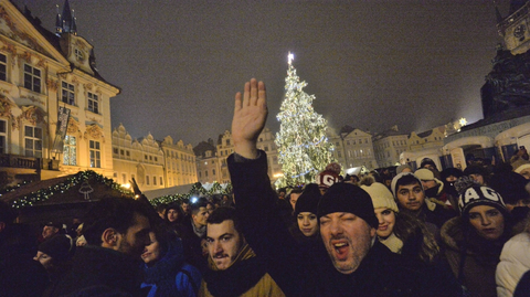 Turisté na Staroměstském náměstí. 