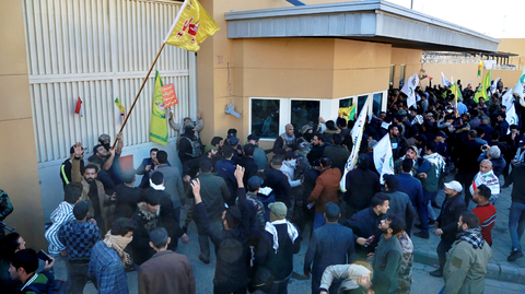 Protesty před velvyslanectvím USA v Bagdádu.