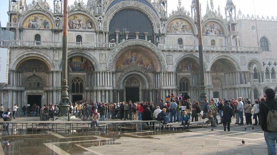 V Benátkách napadli politika. Odkazovali u toho na Mussoliniho