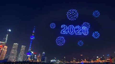 Hezčí a ekologičtější alternativa. V Šanghaji využili tisíců dronů