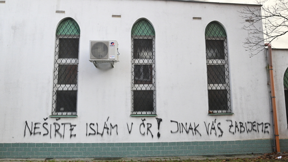 Nápis na brněnské mešitě.