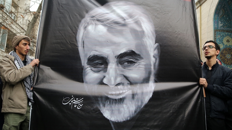 Kásem Solejmání na transparentu.