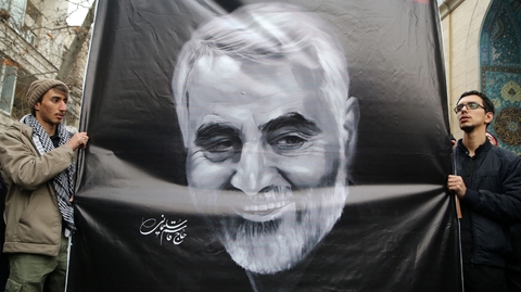 Kásem Solejmání na transparentu.