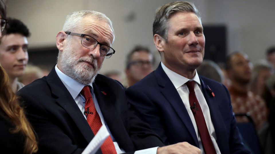 Jeremy Corbyn a Keir Starmer (zleva).