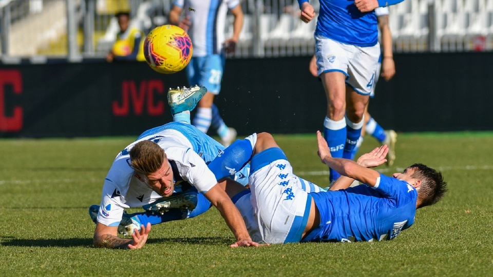 Fotbalisté Brescie v 18. kole italské ligy doma podlehli Laziu 1:2 gólem z nastavení.