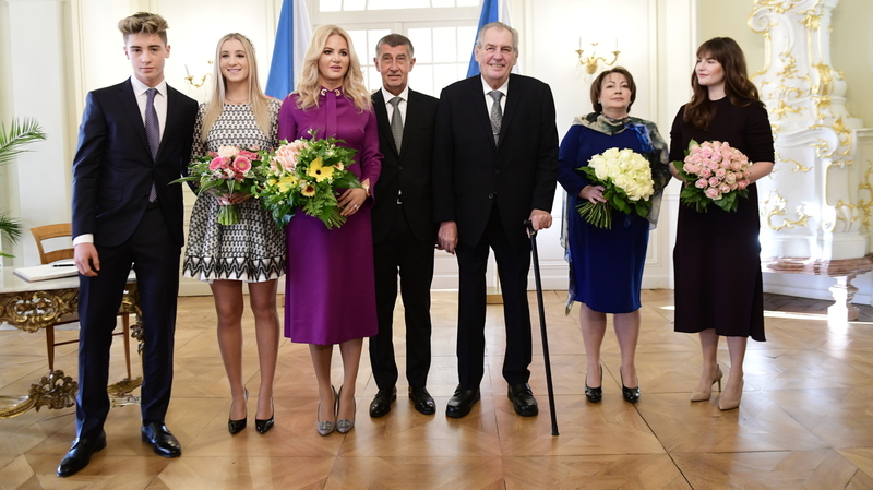Prezident Miloš Zeman a premiér Andrej Babiš s rodinami.