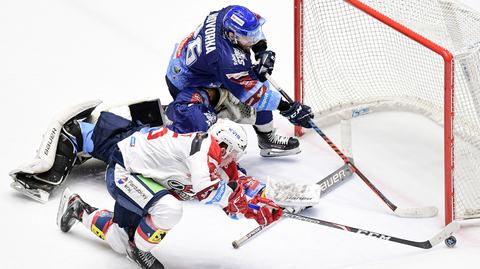 Marek Hovorka (nahoře) z Kladna, brankář Kladna Denis Godla (uprostřed) a Jan Mandát z Pardubic (dole).