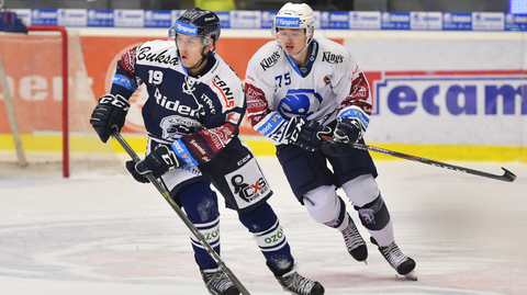 Zleva Miroslav Indrák z Vítkovic a Patrik Zdráhal z Plzně.