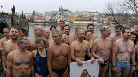 Tříkrálové plavání ve Vltavě letos přilákalo desítky otužilců.