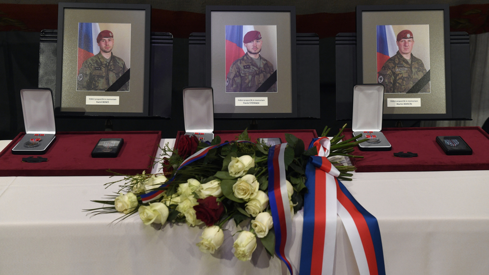 Vyznamenaní padlí vojáci rotný Martin Marcin a desátníci Patrik Štěpánek a Kamil Beneš (zprava).