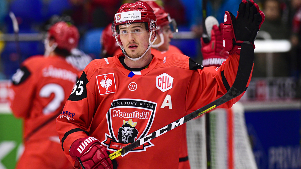 Rudolf Červený z Hradce Králové zdraví fanoušky po zápase Ligy mistrů.