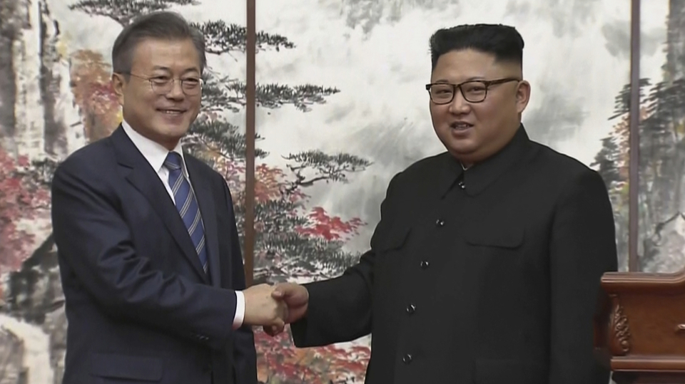 Mun Če-in a Kim Čong-un (zleva).