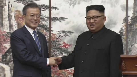 Mun Če-in a Kim Čong-un (zleva).